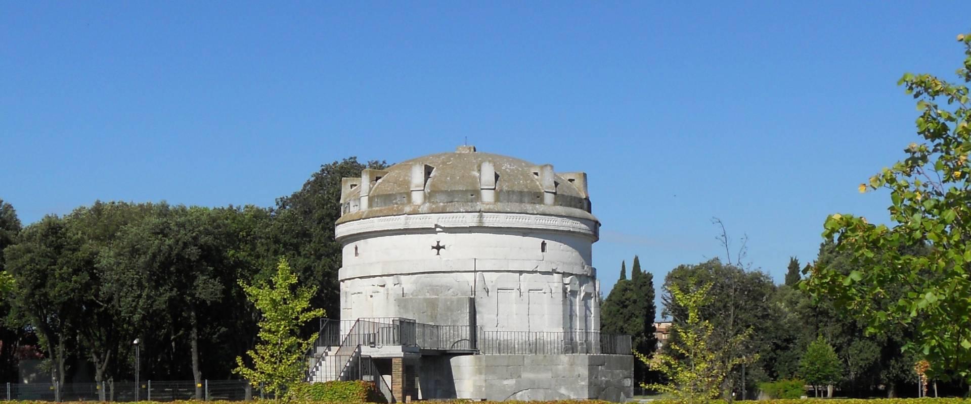 Mausoleo di Teodorico dal parco foto di PacoPetrus